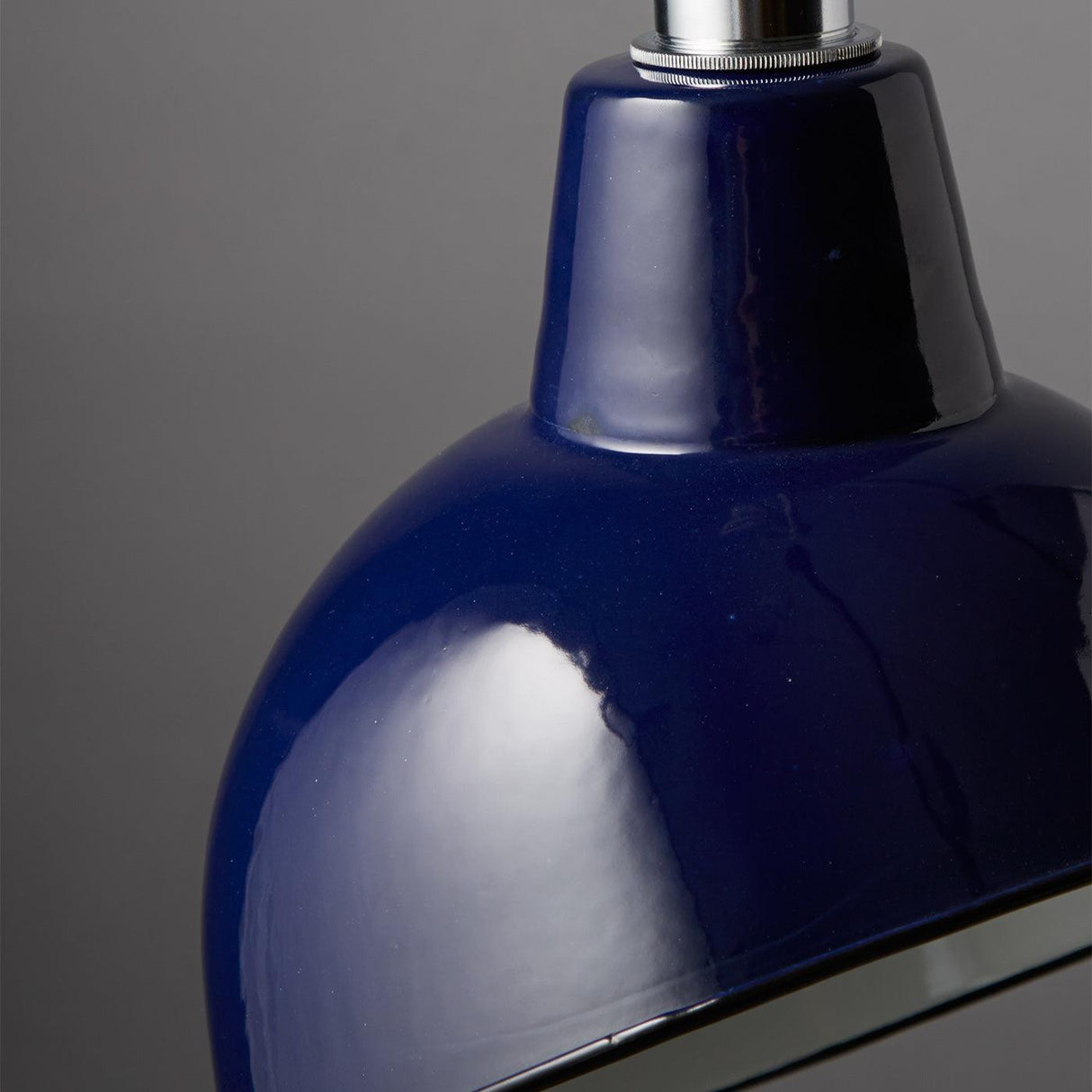 Close up van de blauwe nostalgia lights E27 fitting.