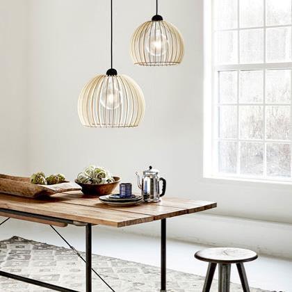 Voorbeeld hanglamp Chino boven tafel hout open ontwerp nordlux