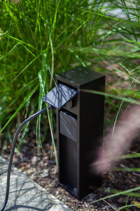 Stopcontact buiten zwart met twee stopcontacten geschikt voor in de tuin