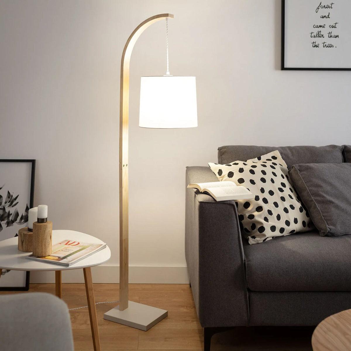 vloerlamp hout met stoffen kap bruin wit moderne minimalistische staande lamp