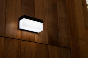 Buitenlamp op zonne energie zwart met led lamp design vierkant