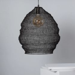 Hanglamp zwart net gevlochten boven eettafel