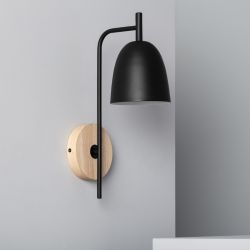 Wandlampje zwart met hout en stekker 