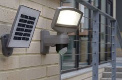 Moderne grijze wandlamp met zonnepaneel Pirsensor en LEd lichtbron bewegingssensor 6901601000, lutec