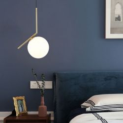 Hanglamp naast het bed opaal glas e14 fitting